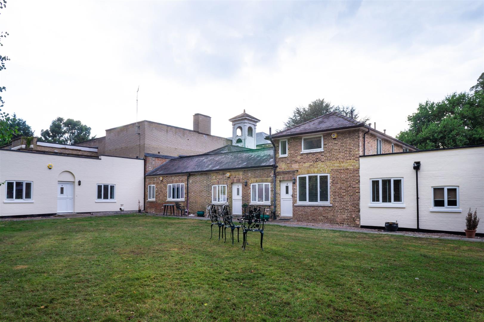 1 bed property in Tower Cottages, Esher